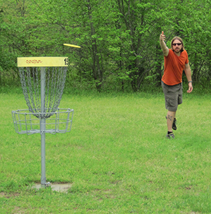 Playing disc  golf in Tuckahoe State Park